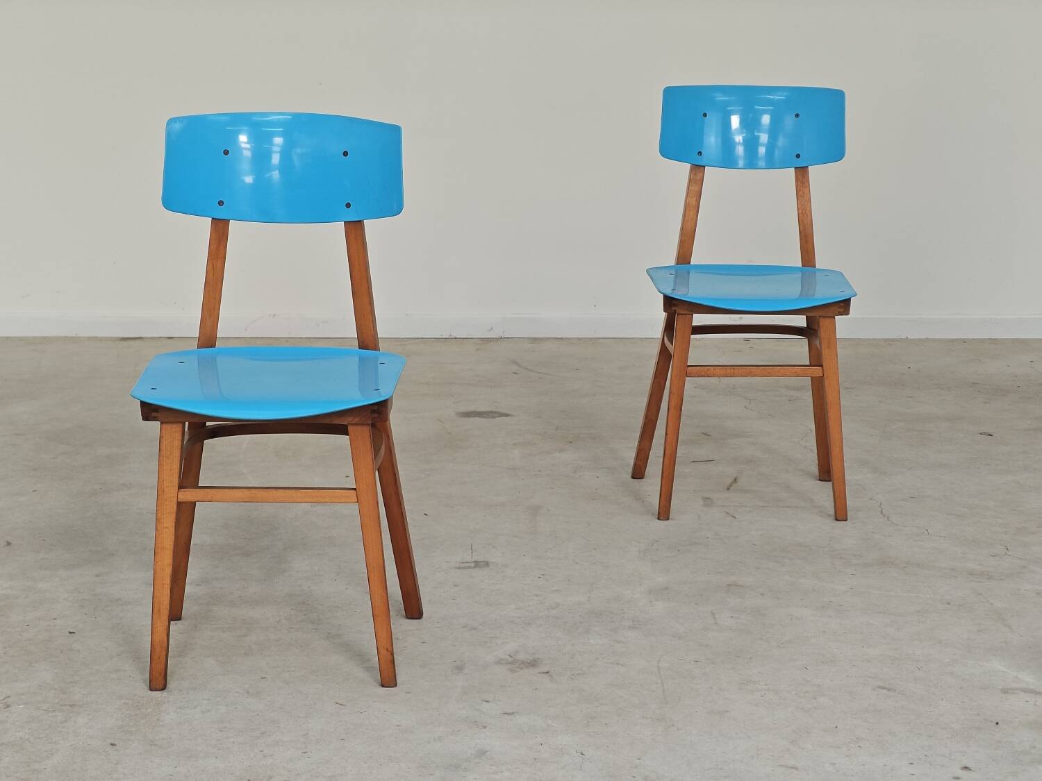 Pair of wooden and plastic chairs Ton Bystrice Thonet