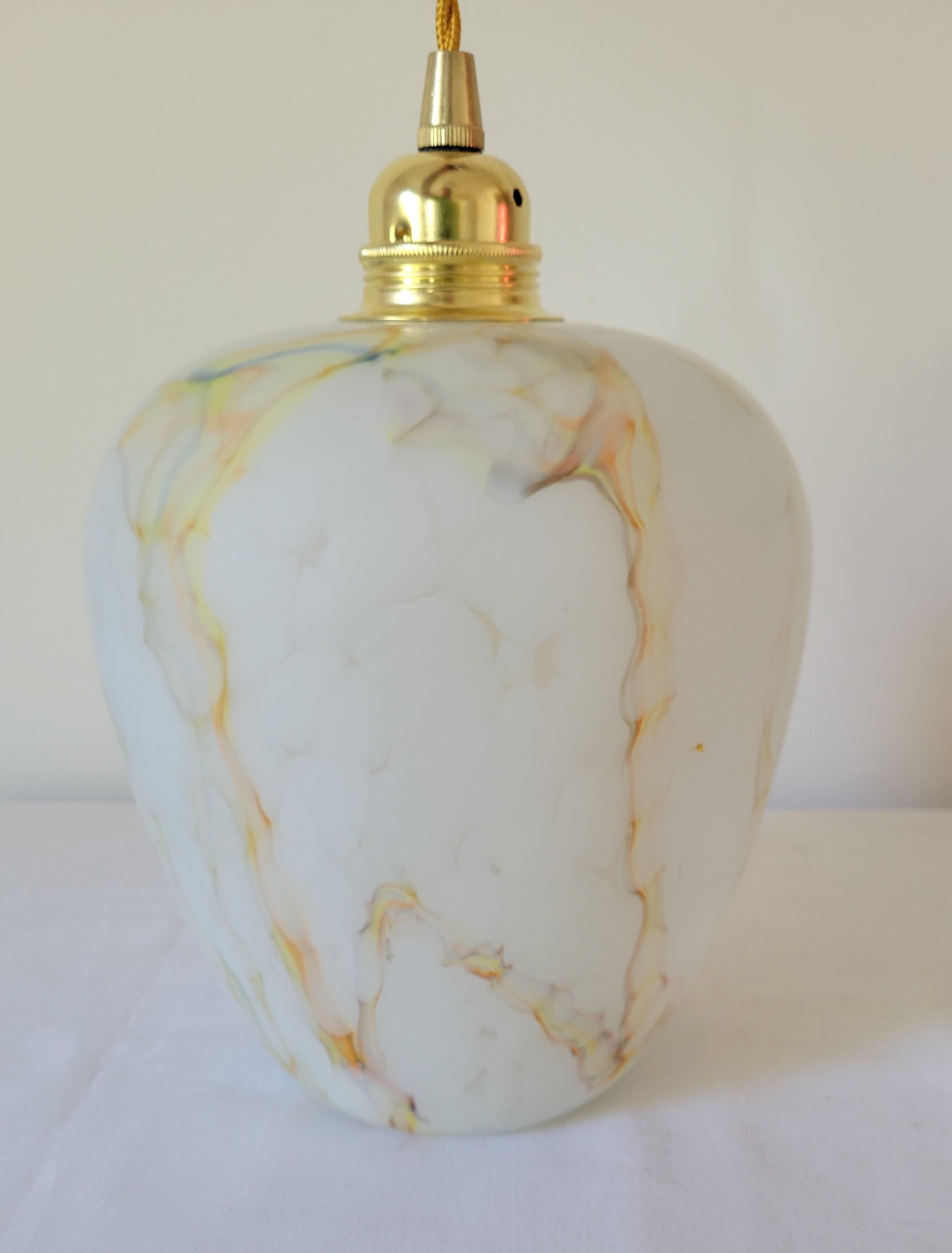 Marbled opaline suspension