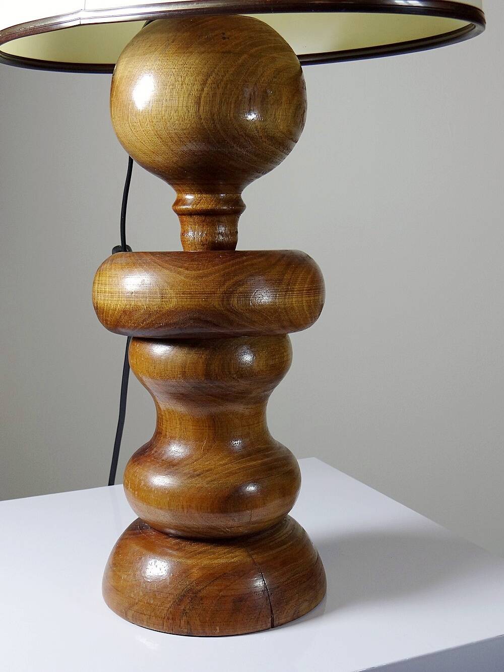 Impressive vintage Scandinavian style lamp designed with turned sculpted wood and a ring.