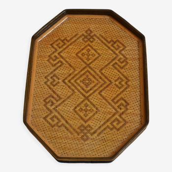 Wicker meal tray with vintage patterns