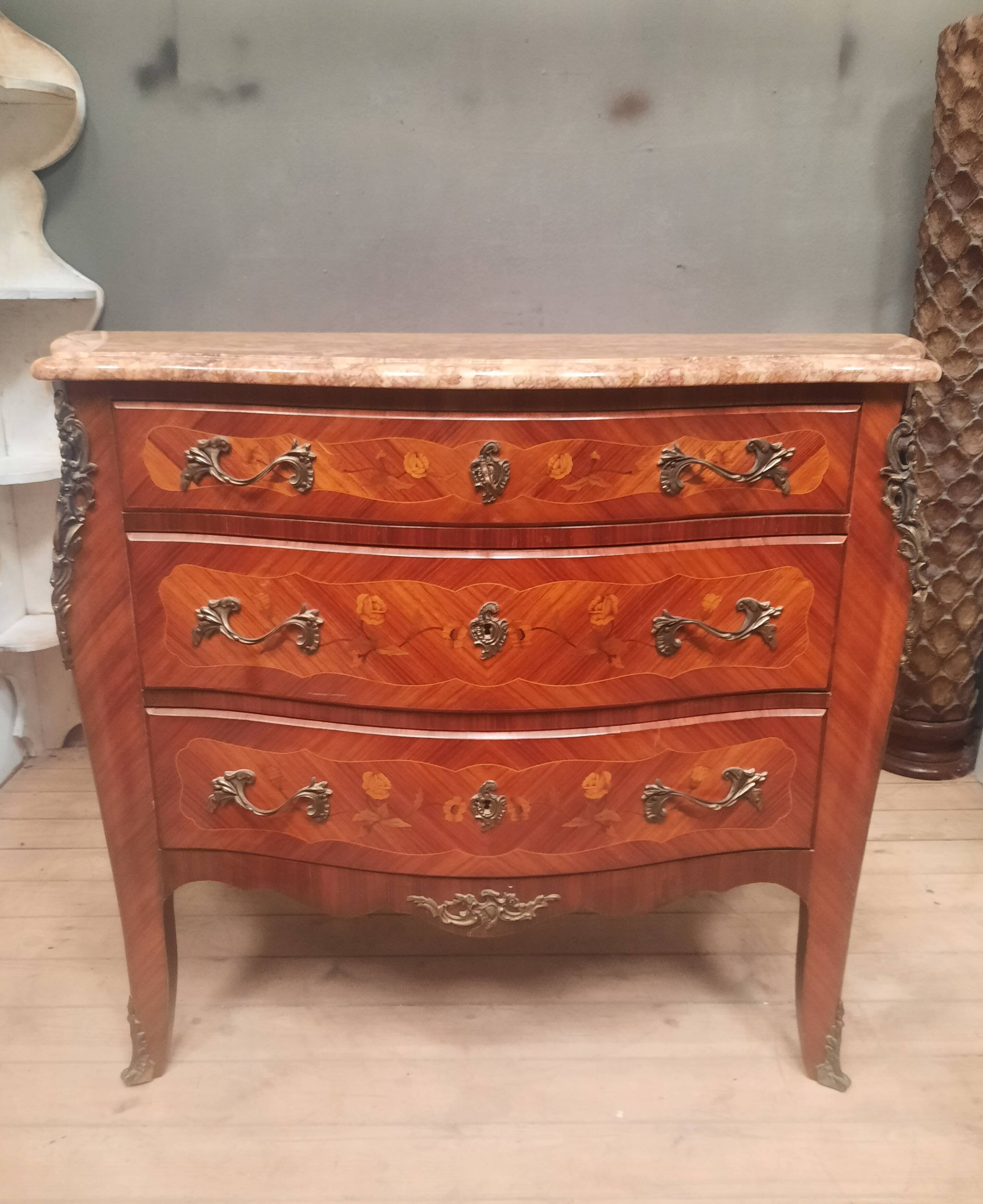 Commode style Louis XV en marqueterie de fleurs