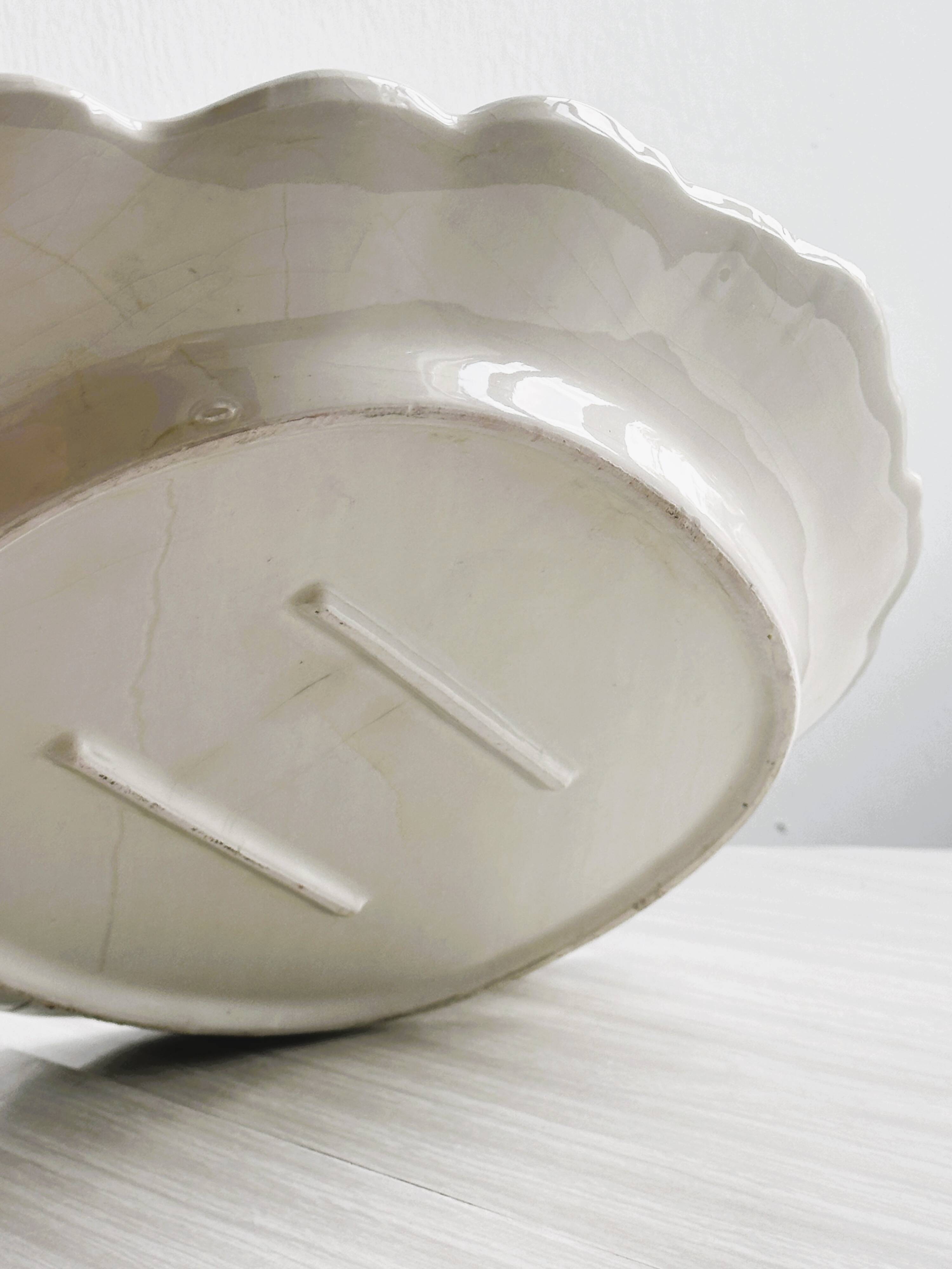 Plat ancien en céramique travaillée