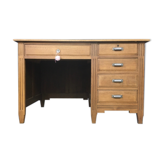 Bureau administratif vintage rénové avec graphisme contemporain