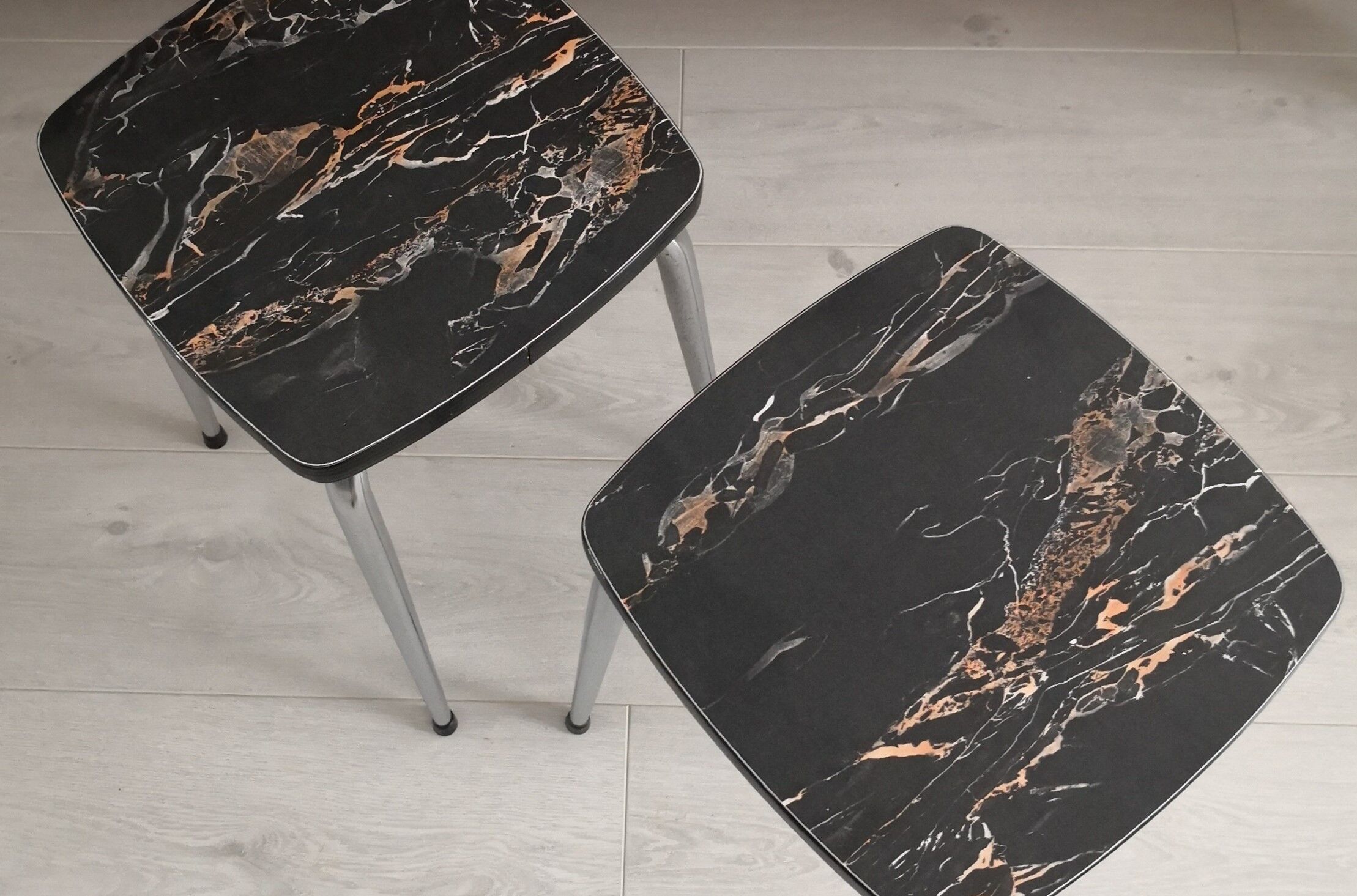 Deux tabourets en formica noir effet marbré