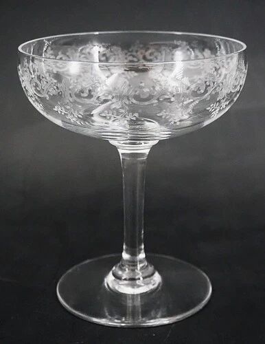 Baccarat Sévigné 5 champagne glasses, engraved crystal, excellent condition, unsigned.