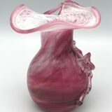 Vase en verre soufflé main nuance rose à décor sculptural de feuilles
