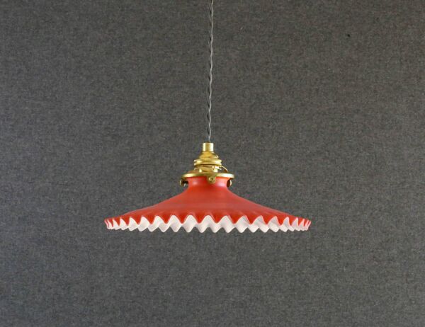 Suspension en verre ancien peint rouge  et blanc. douille et cable neuf