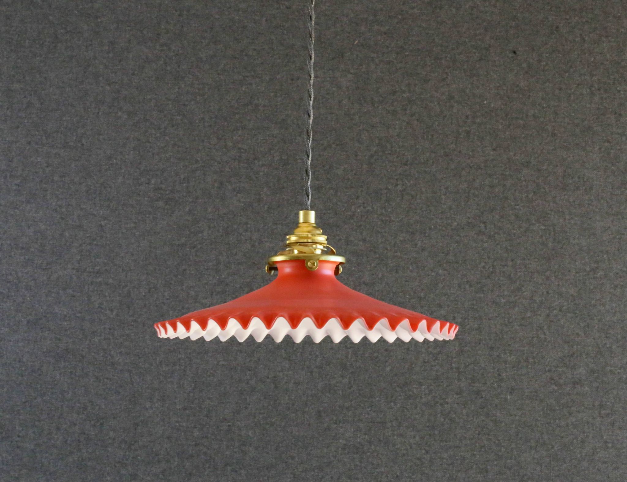 Suspension en verre ancien peint rouge  et blanc. douille et cable neuf