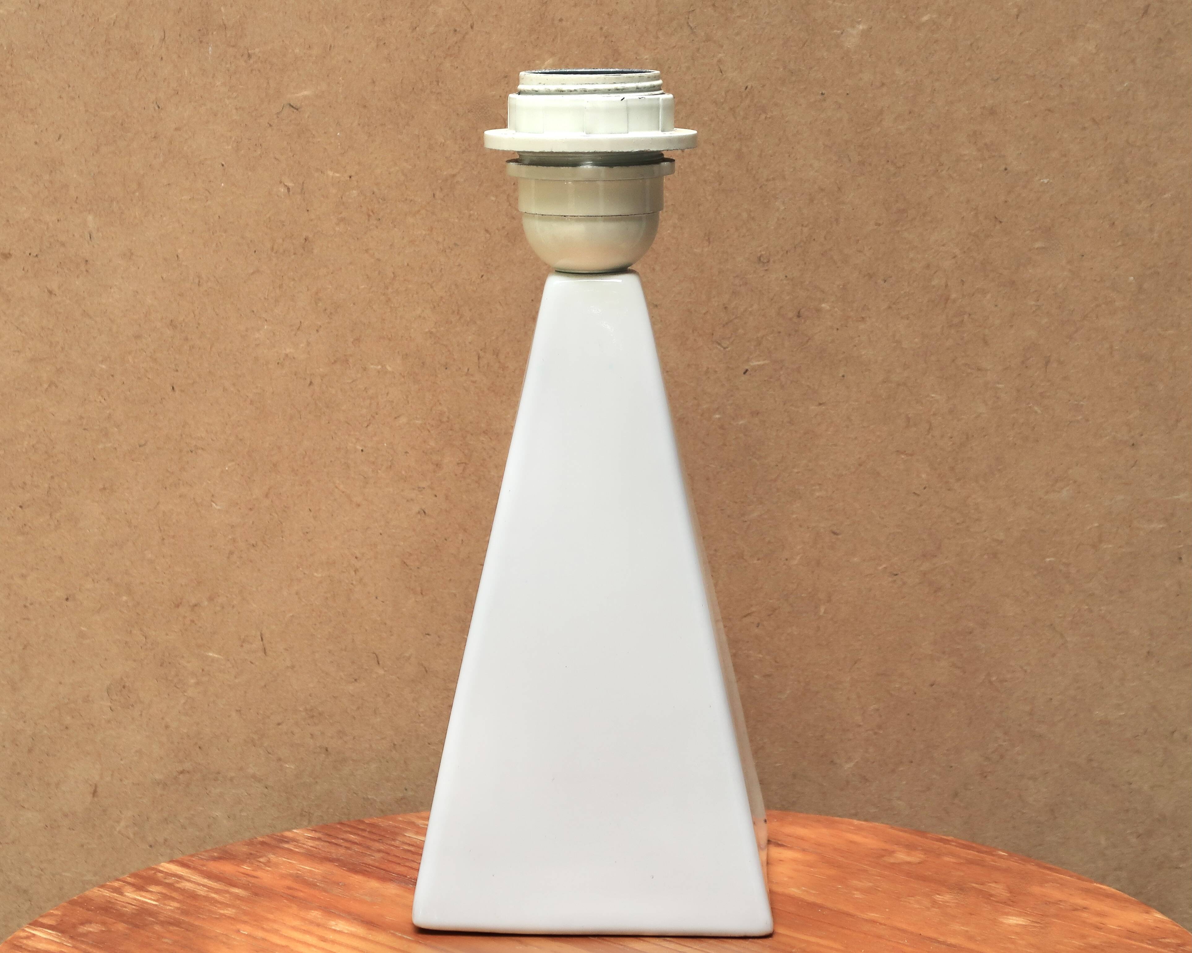 Lampe pyramide en céramique blanche, années 80