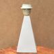 Lampe pyramide en céramique blanche, années 80