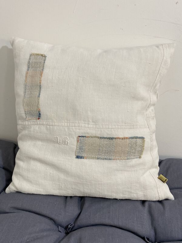 Coussin carré en toile ancienne style kilim tissé, patché, monogramme AB