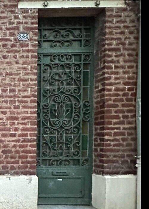 porte d'entrée en fer forgé avec des vitraux