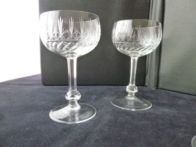 Set de 4 verres à pied en verre taillé pour vin rosé ou blanc