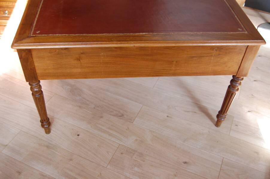 Louis Philippe desk in walnut from the late 19th century.