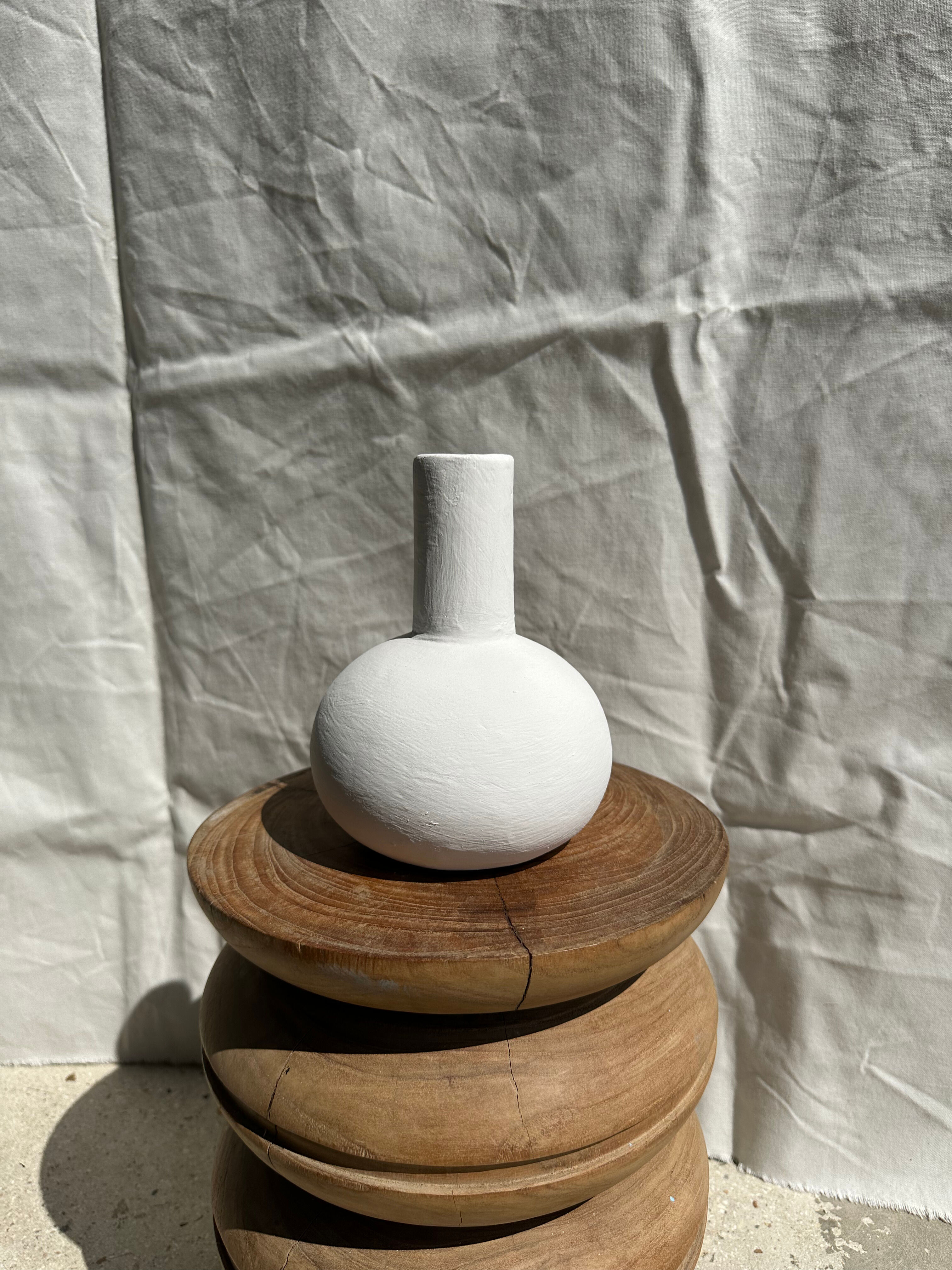 Handmade soliflore drop vase in terracotta painted white h:20 d:15