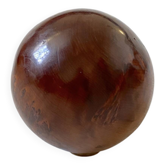 Decorative sphere made of burl wood