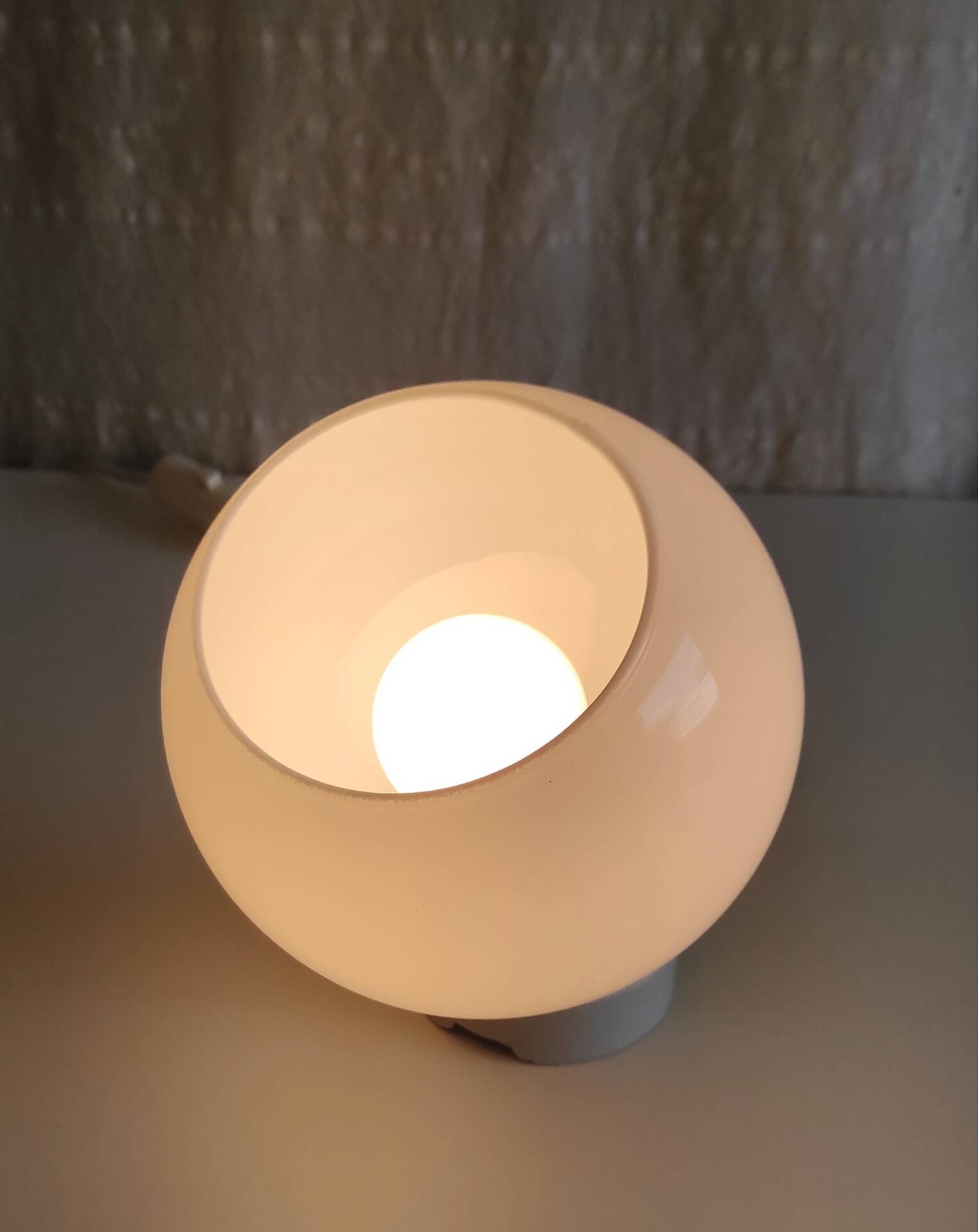 Art Deco style wall light in porcelain and opaline globe - 1930s/40s