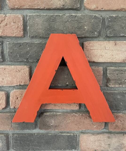 lettre "A" d'enseigne vintage en métal