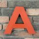 lettre "A" d'enseigne vintage en métal