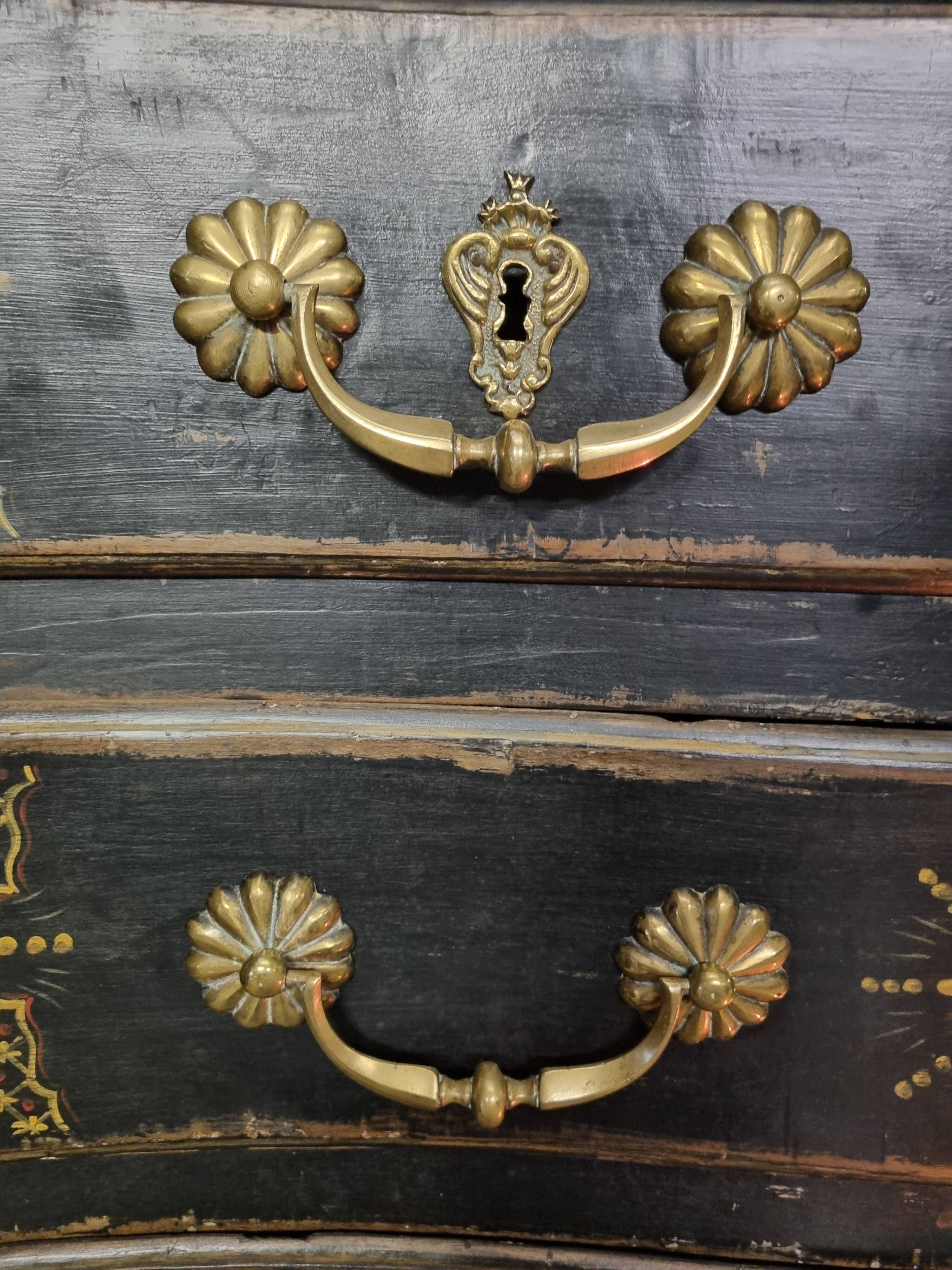 Chest of drawers