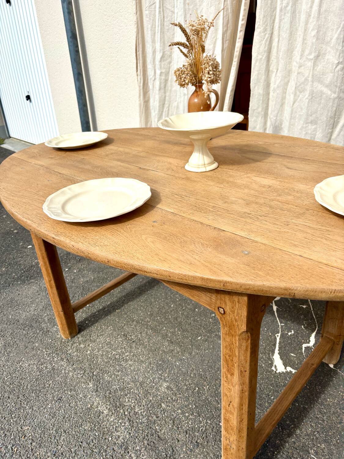 Oval farmhouse table