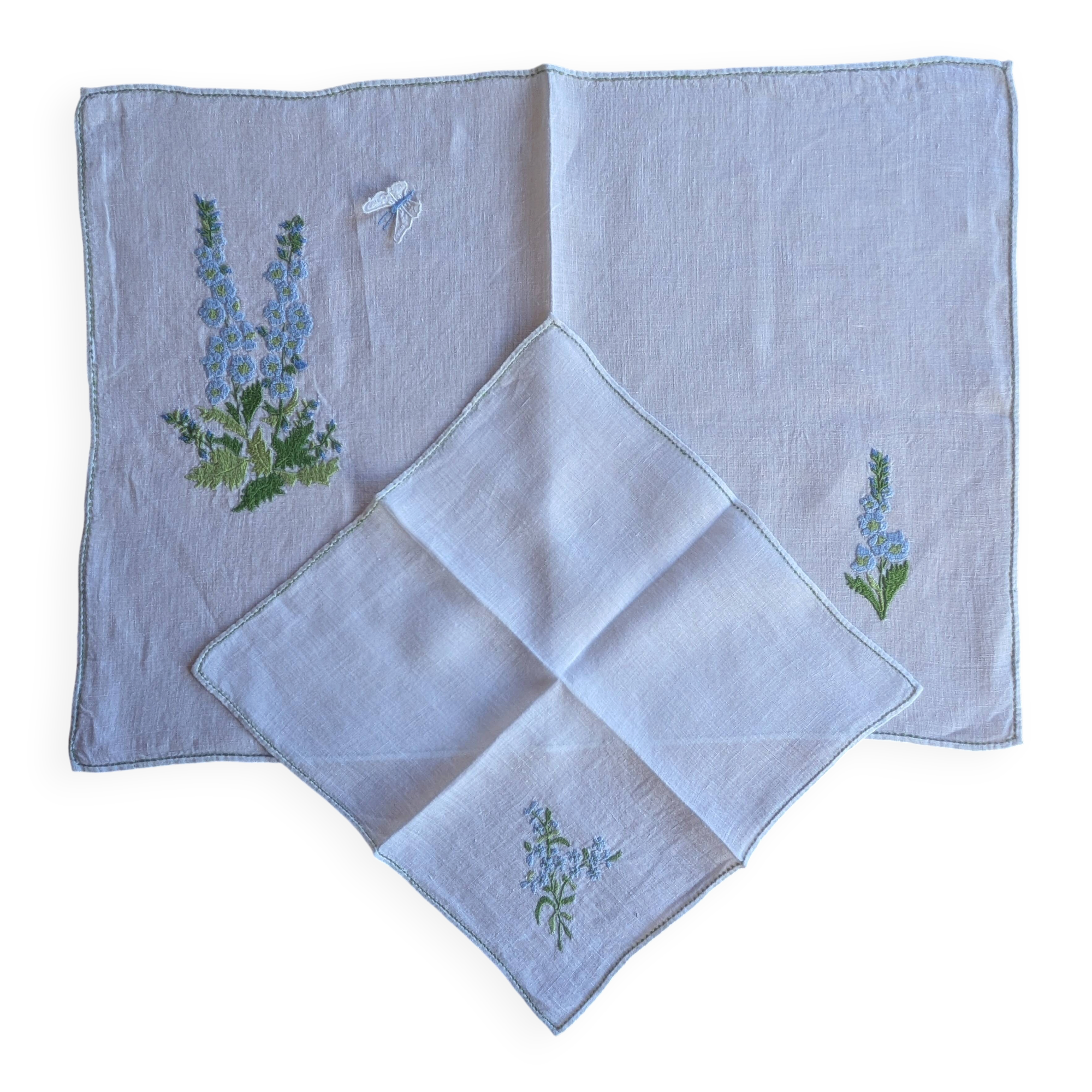Duo de table brodé main en voile de lin – Delphiniums & Papillon