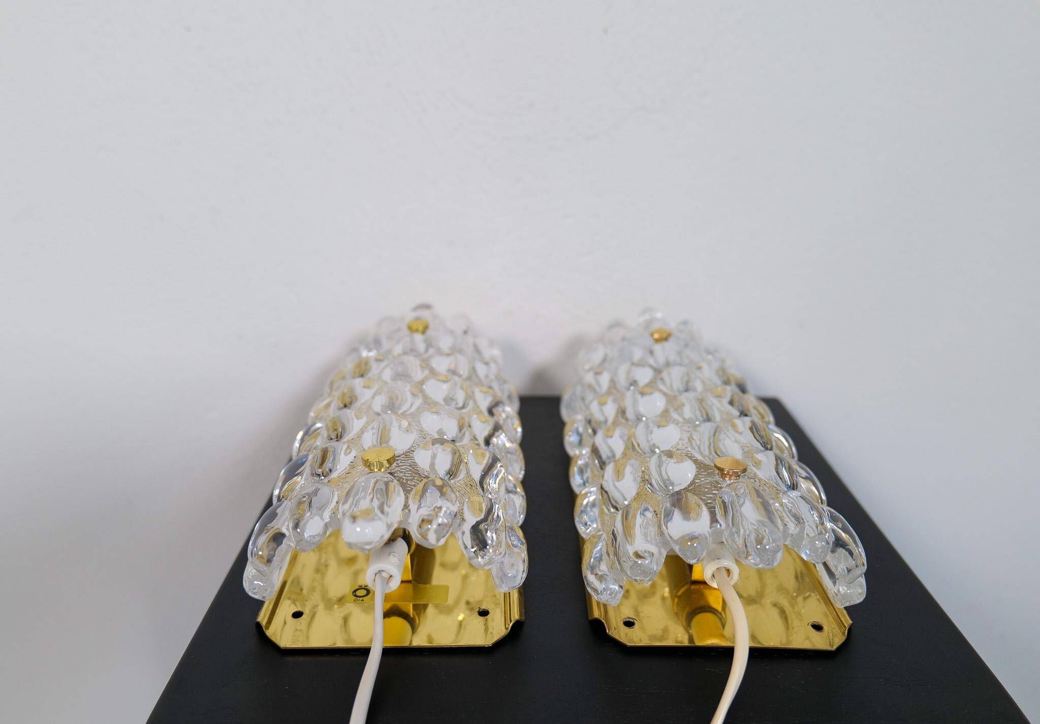 Modern mid-century crystal wall sconces in the shape of a drop by Orrefors by Carl Fagerlund.