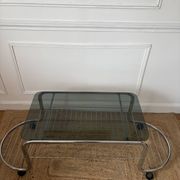 Table basse en métal et verre fumé 1970