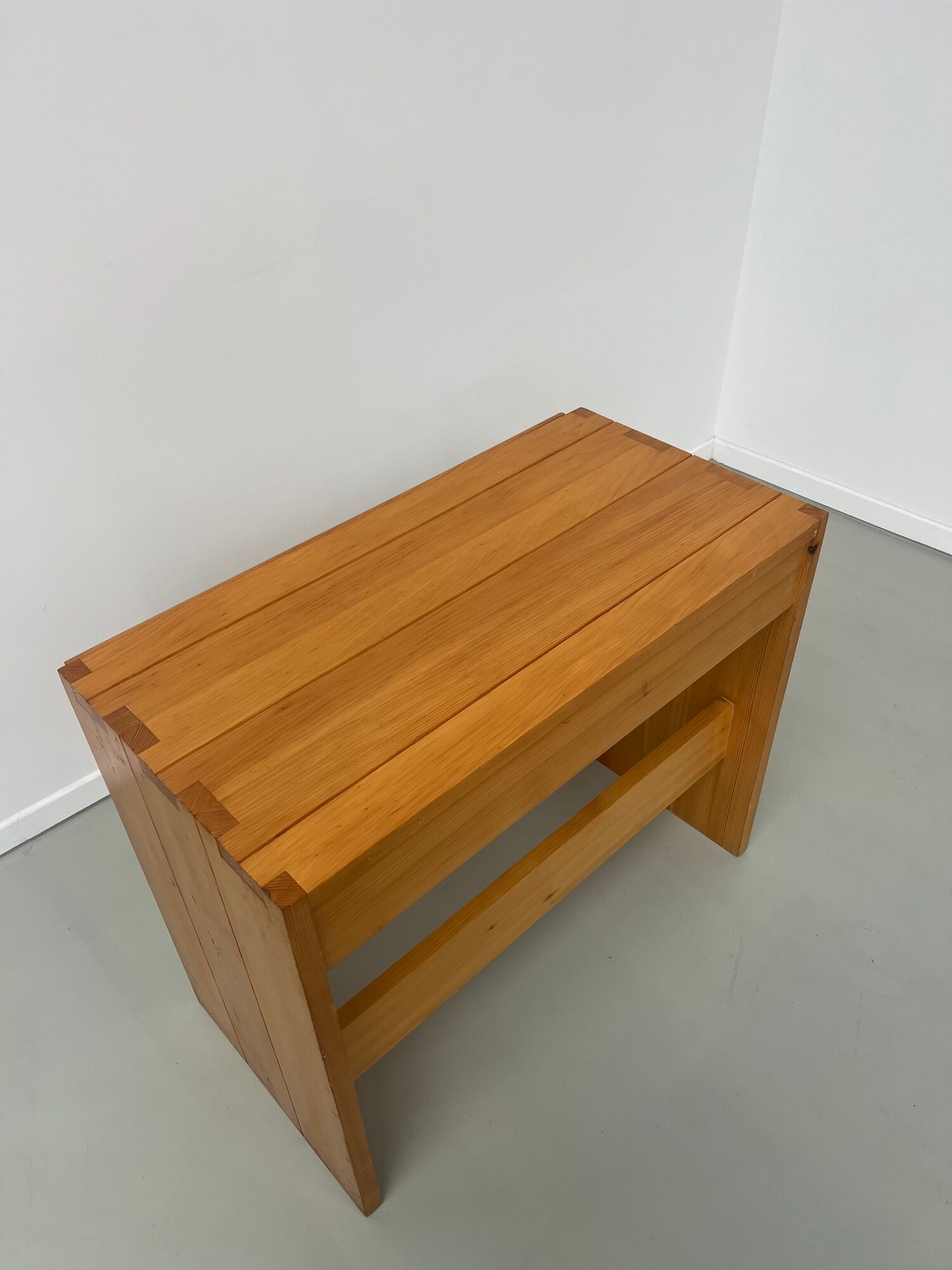 Bureau de Roland Haeusler pour Maison Regain, en pin Circa 1970