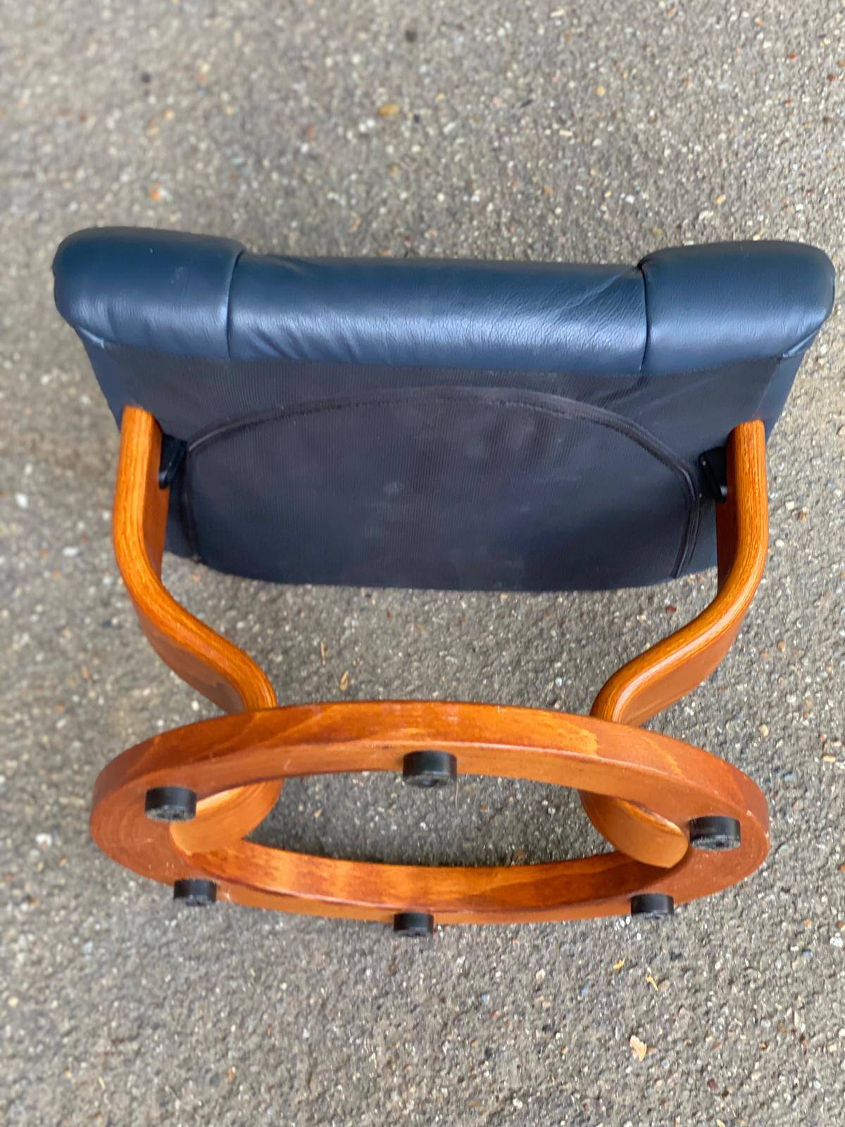 Stressless scandinave en bois massif courbé et cuir bleu