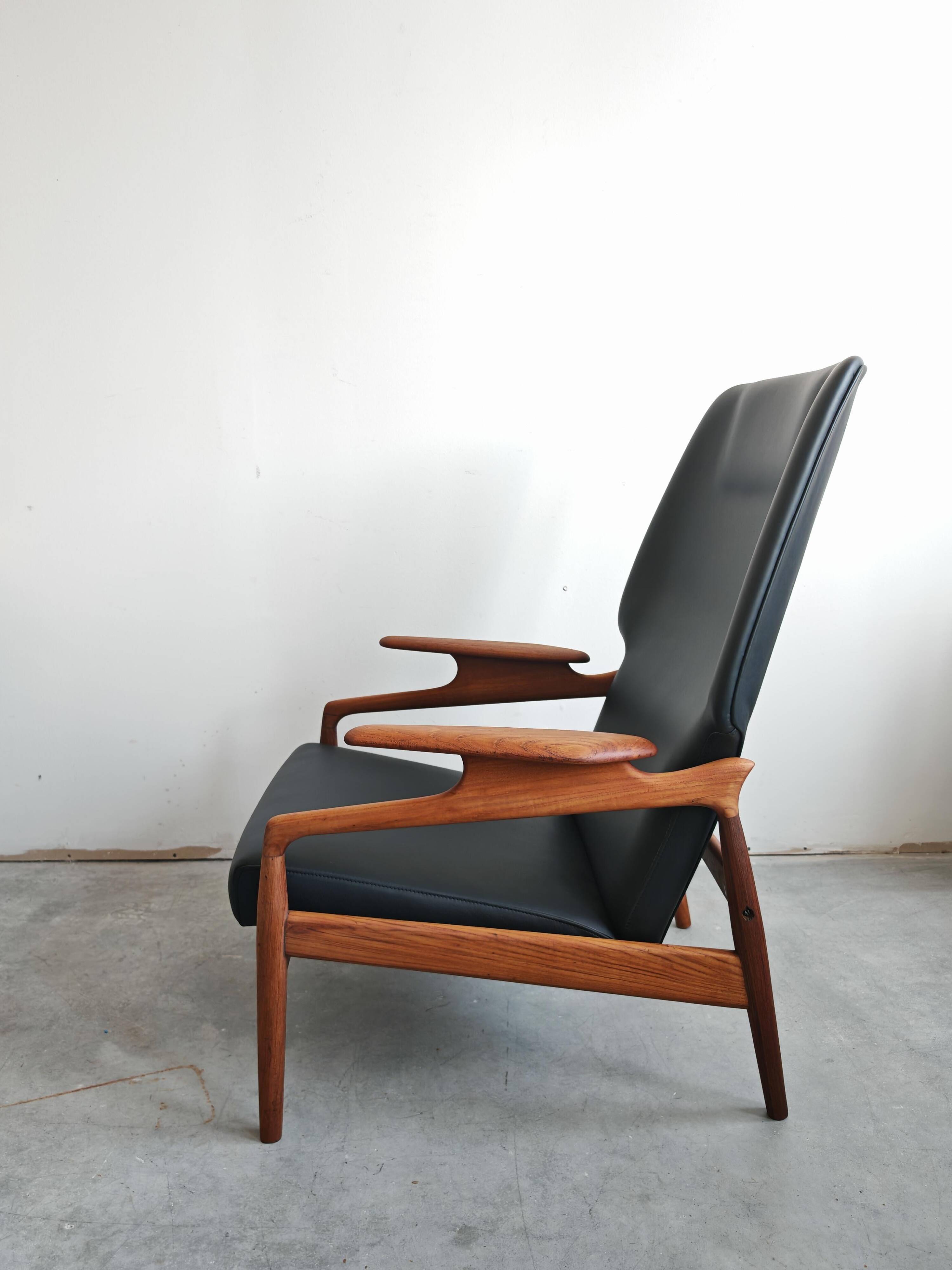 Mid-Century Lounge Chair in solid teak and leather by John Bone
