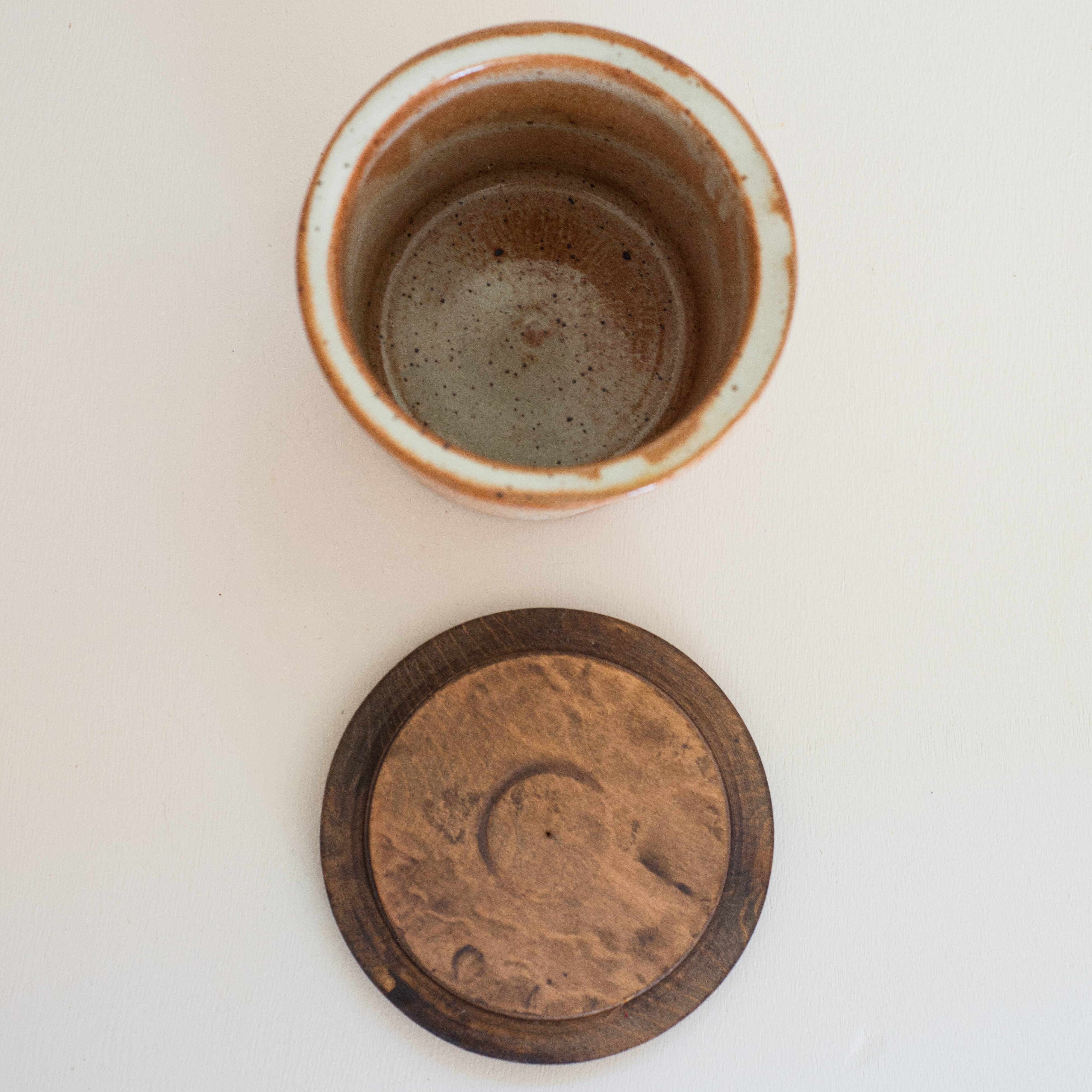Glazed stoneware pot and its wooden lid