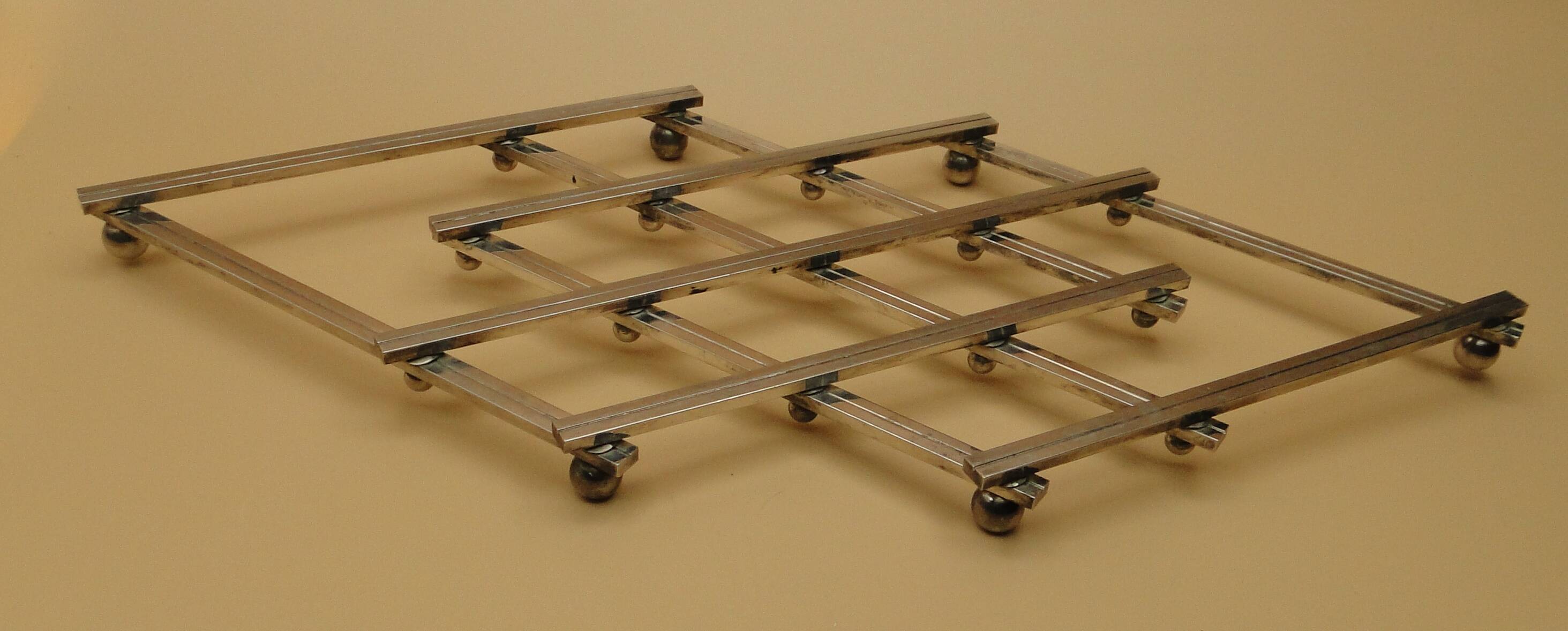 Expandable silver metal trivet