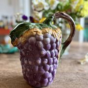Pichet vintage en barbotine grappe de raisin
