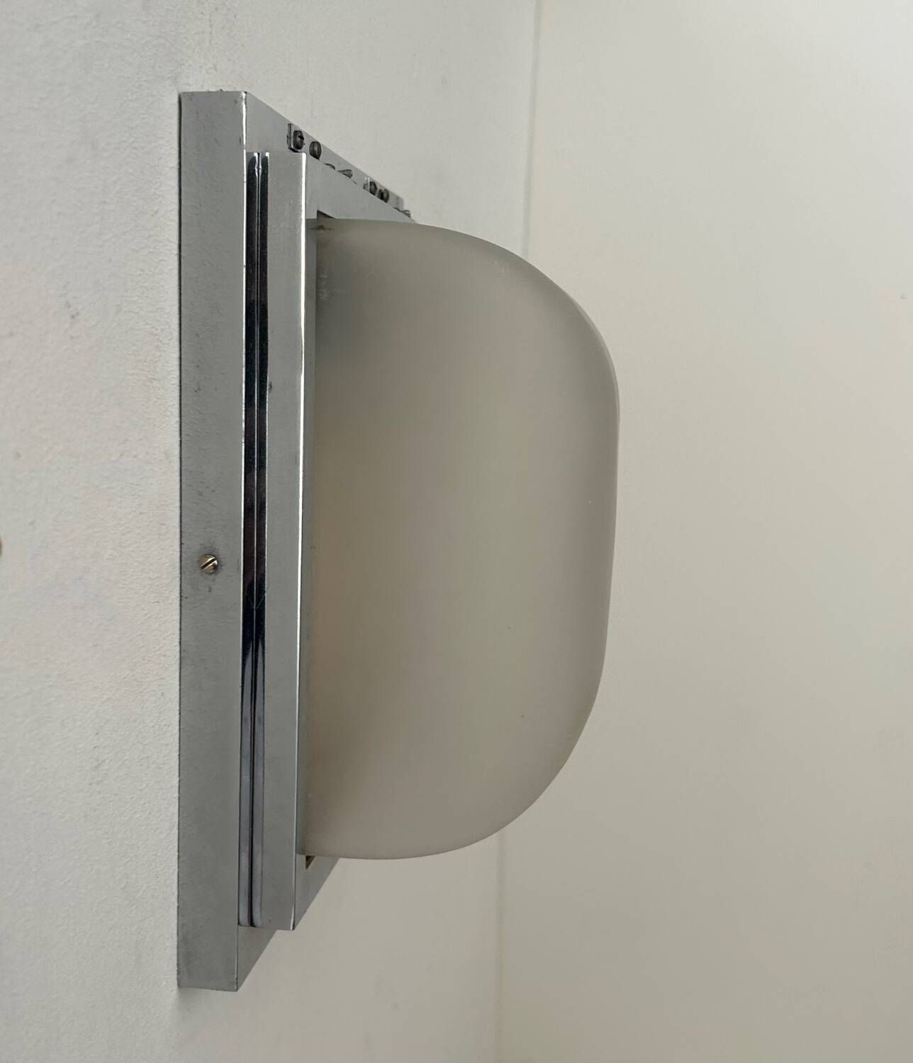 Modernist wall lamp, chrome-plated metal and sandblasted glass, France 1930