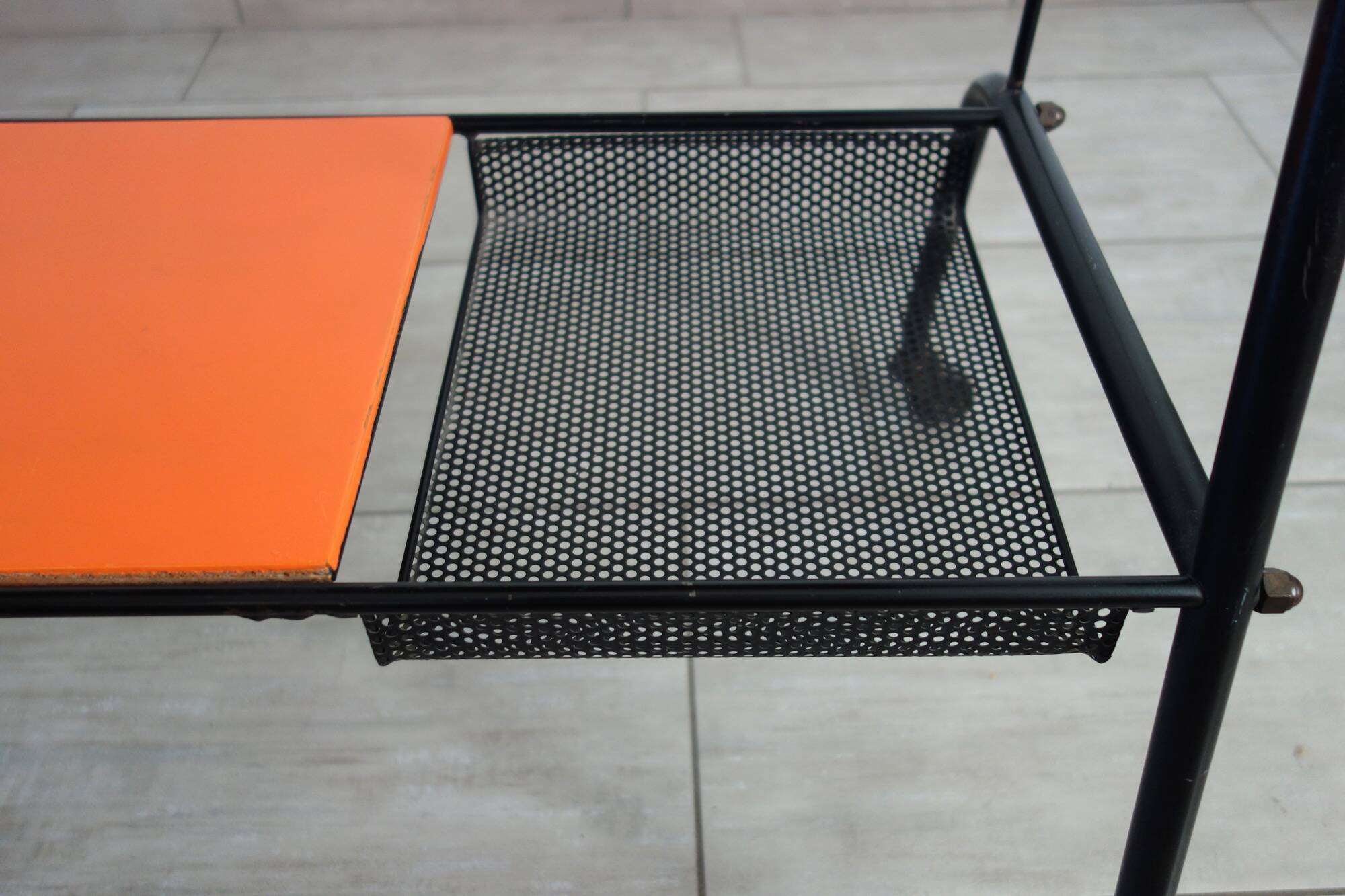 Desserte vintage orange métal perforé