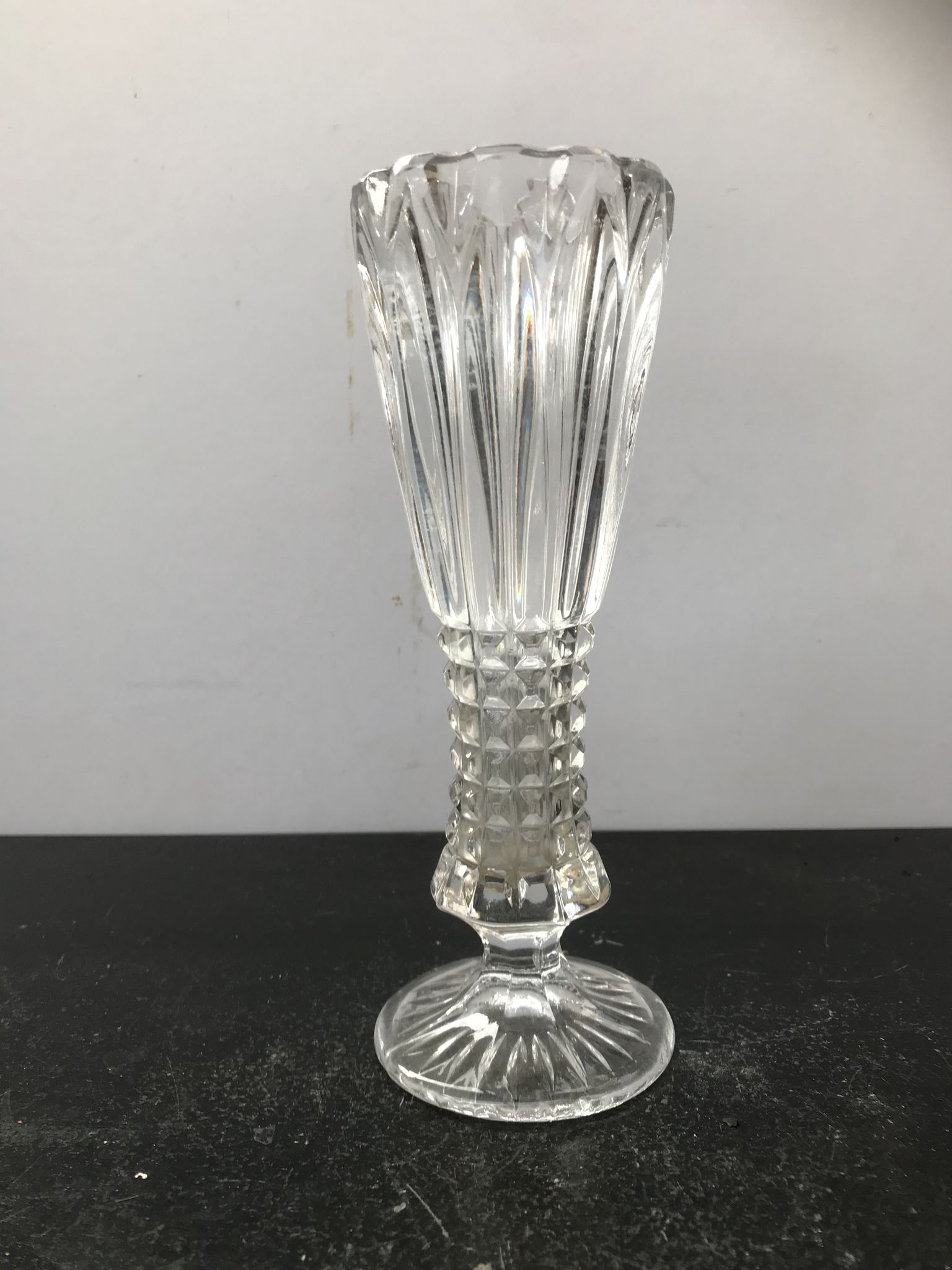 Vase sur pied verre moulé vintage