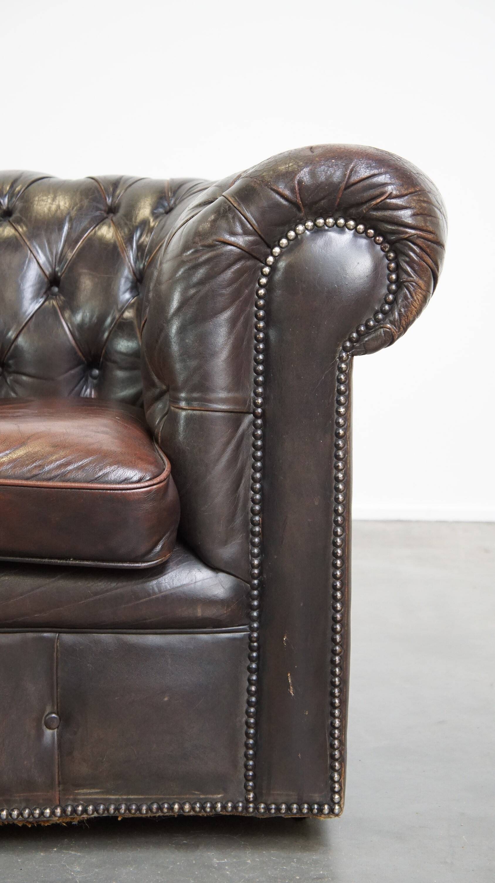 Ancien canapé chesterfield 3 places en cuir de vachette marron foncé