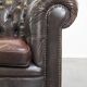 Ancien canapé chesterfield 3 places en cuir de vachette marron foncé