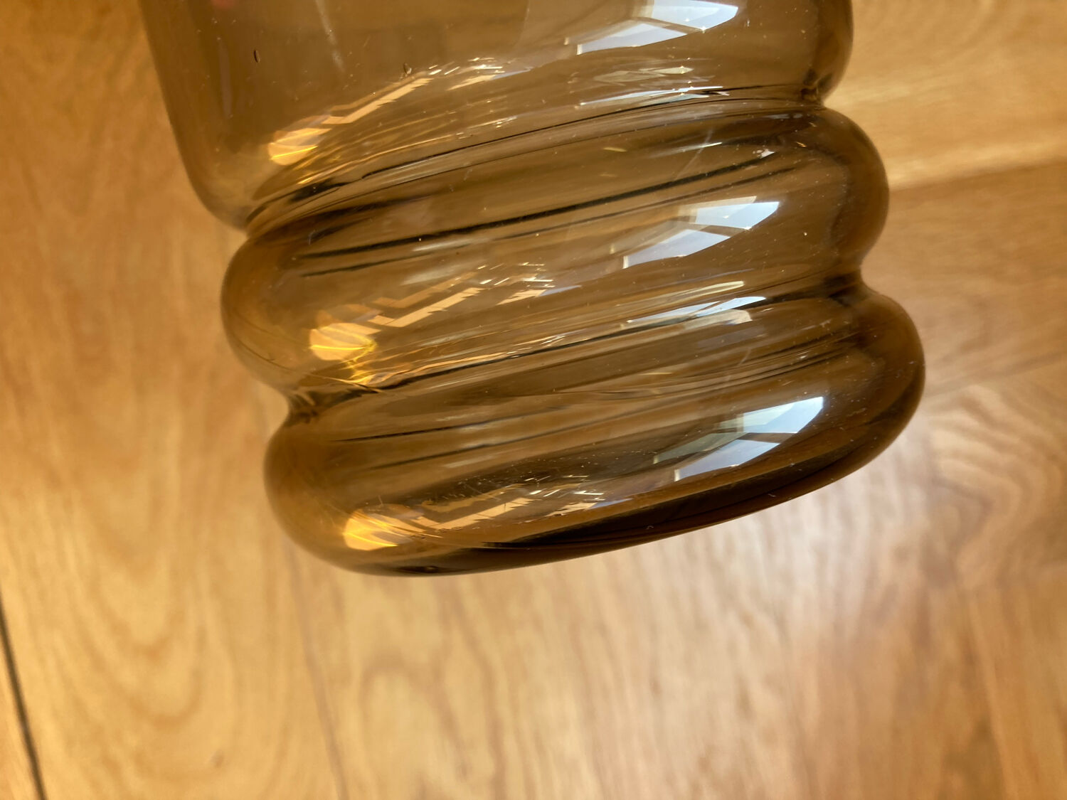 Carafe art déco en verre fumé