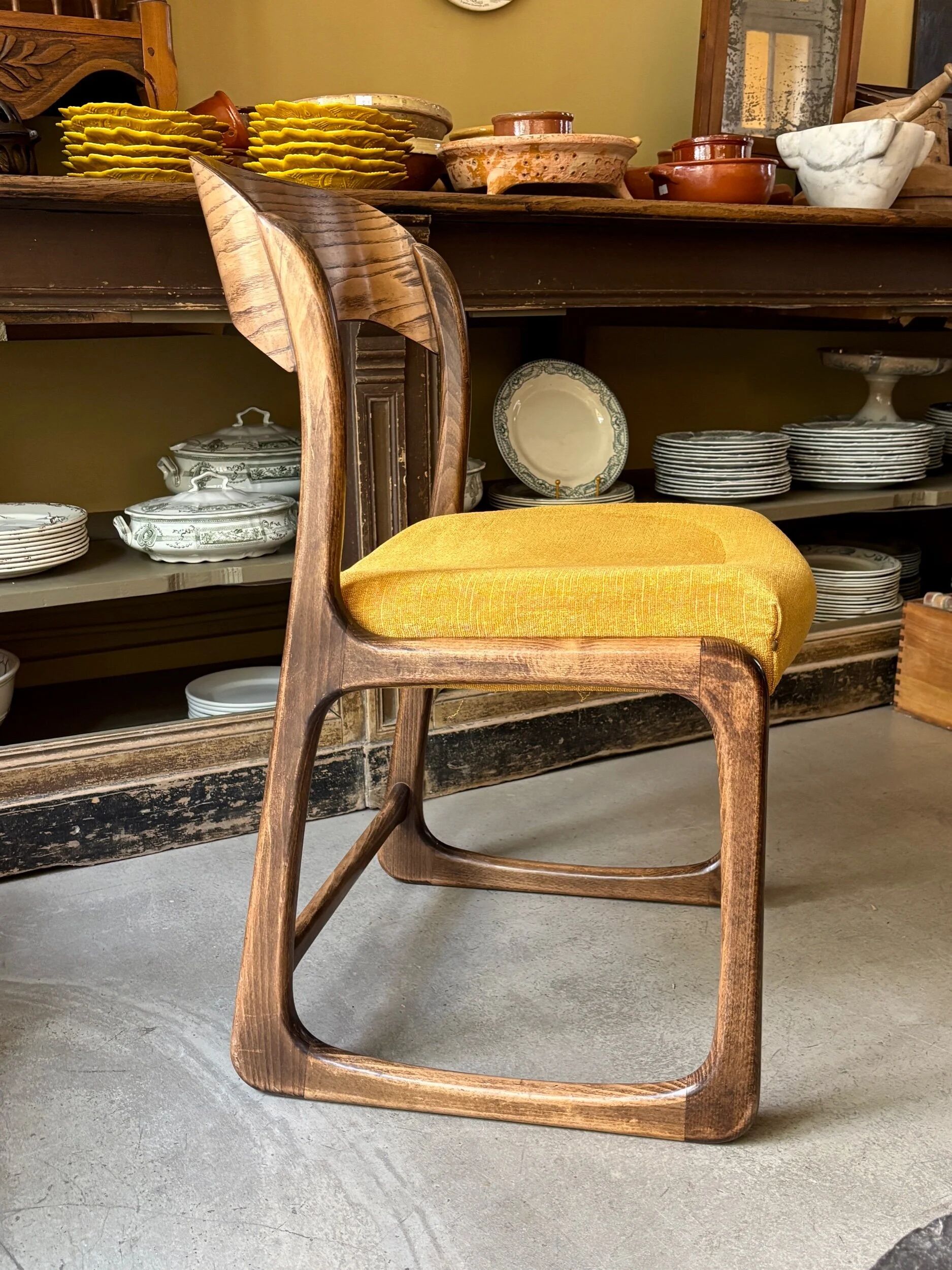 Chaise Baumann modèle "Traîneau" en bois foncé et coton ocre
