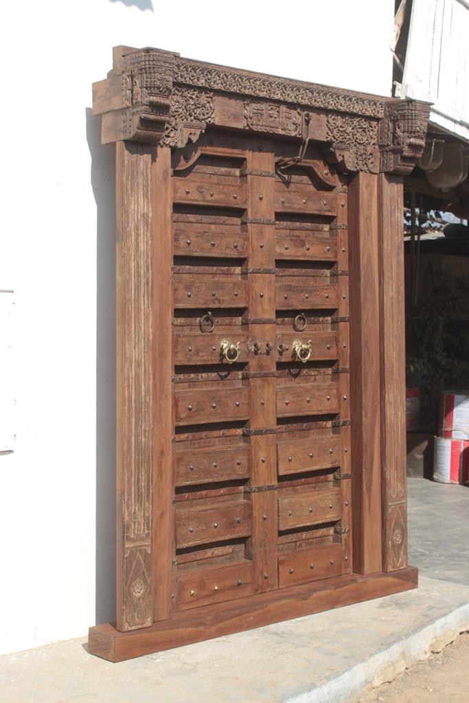 Indian door in old teak piece and patina of origin