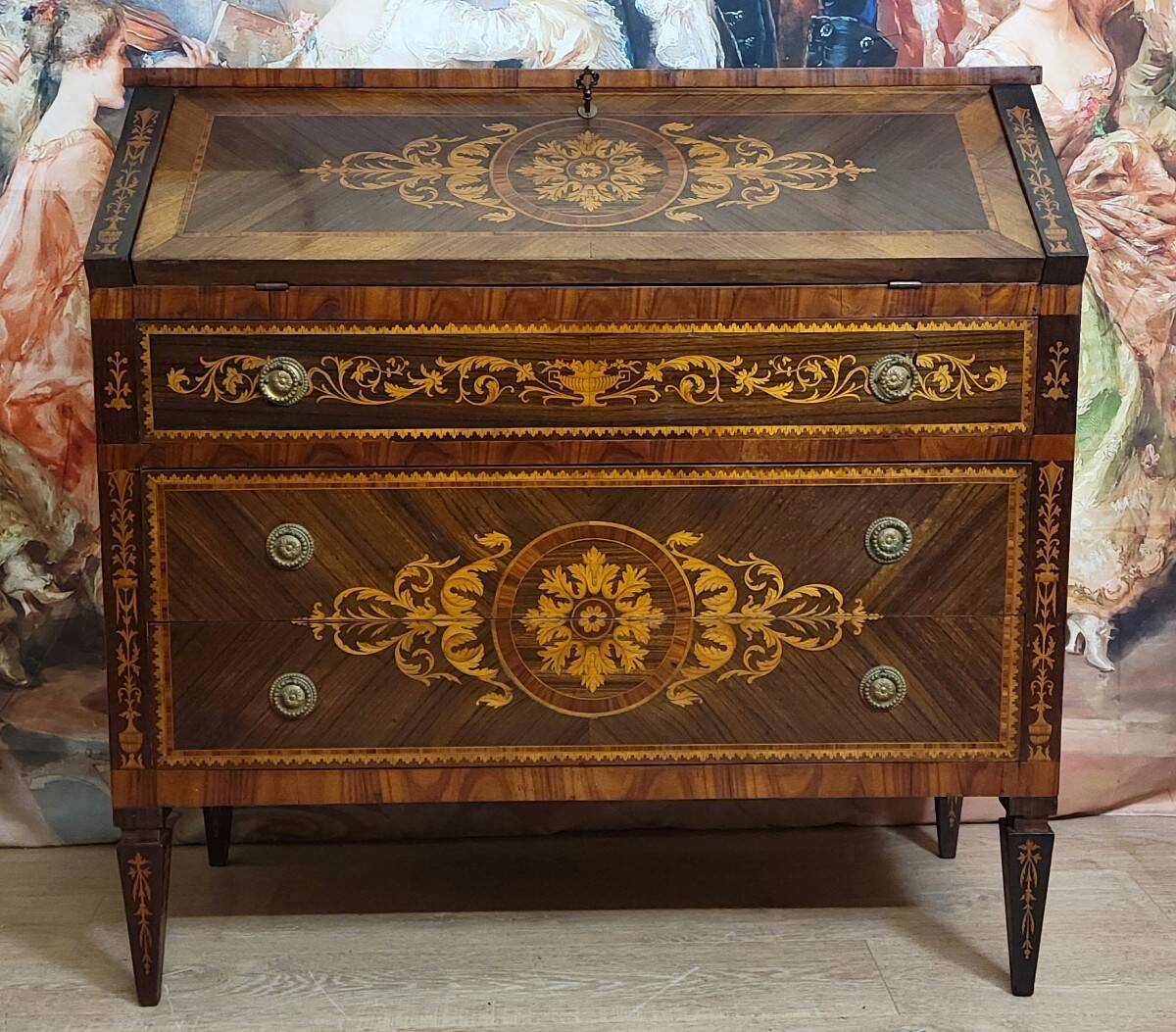 Commode secrétaire scriban style Louis XV à abattant, en bois précieux