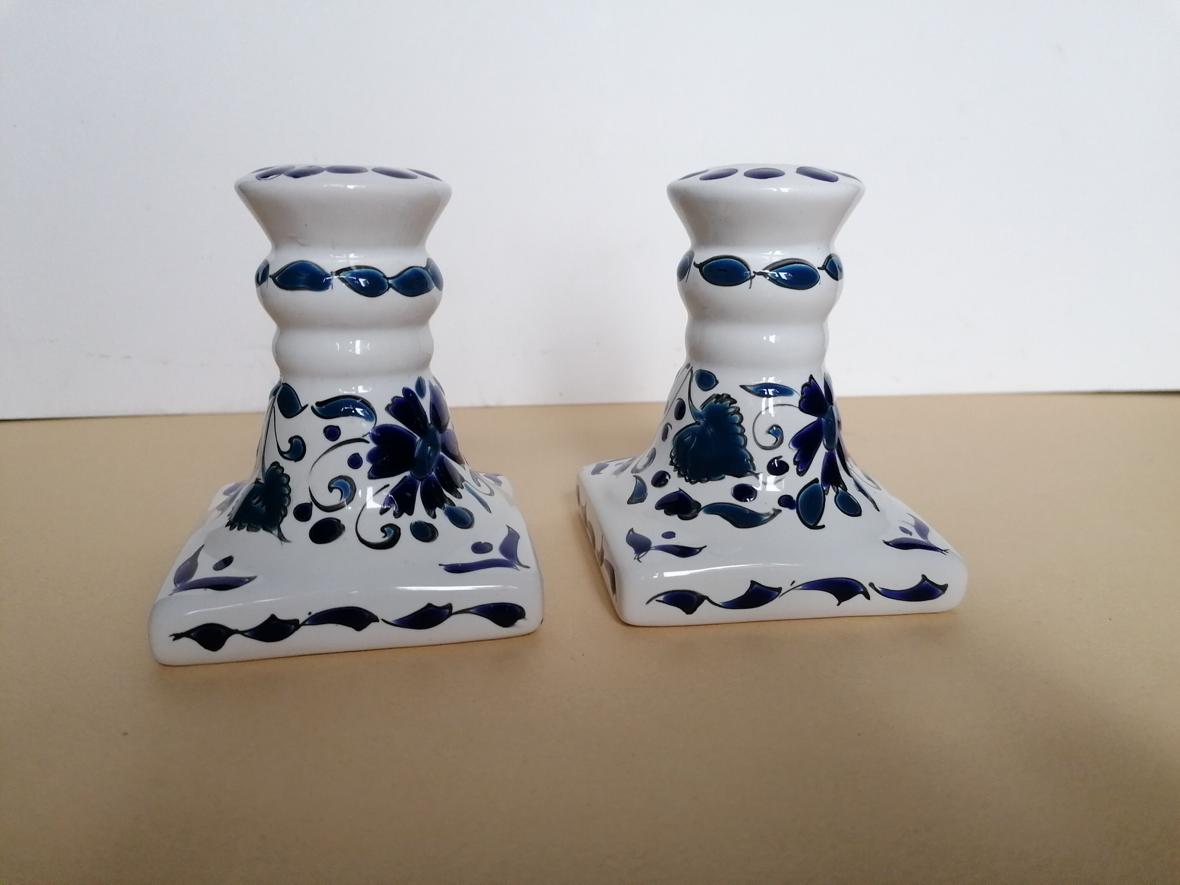 Paire de bougeoirs décor en émaux blanc et bleu