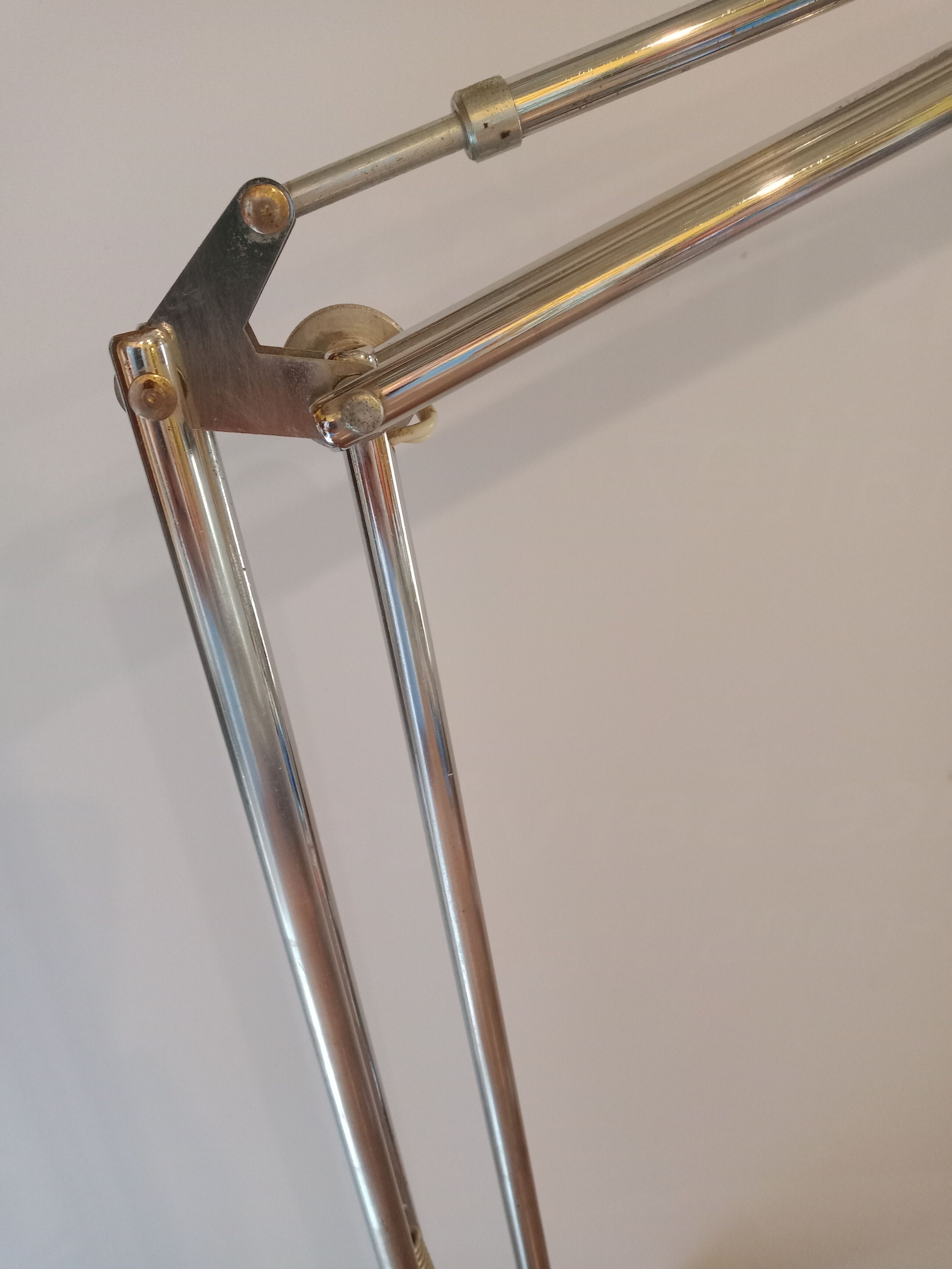 Articulated architect's lamp