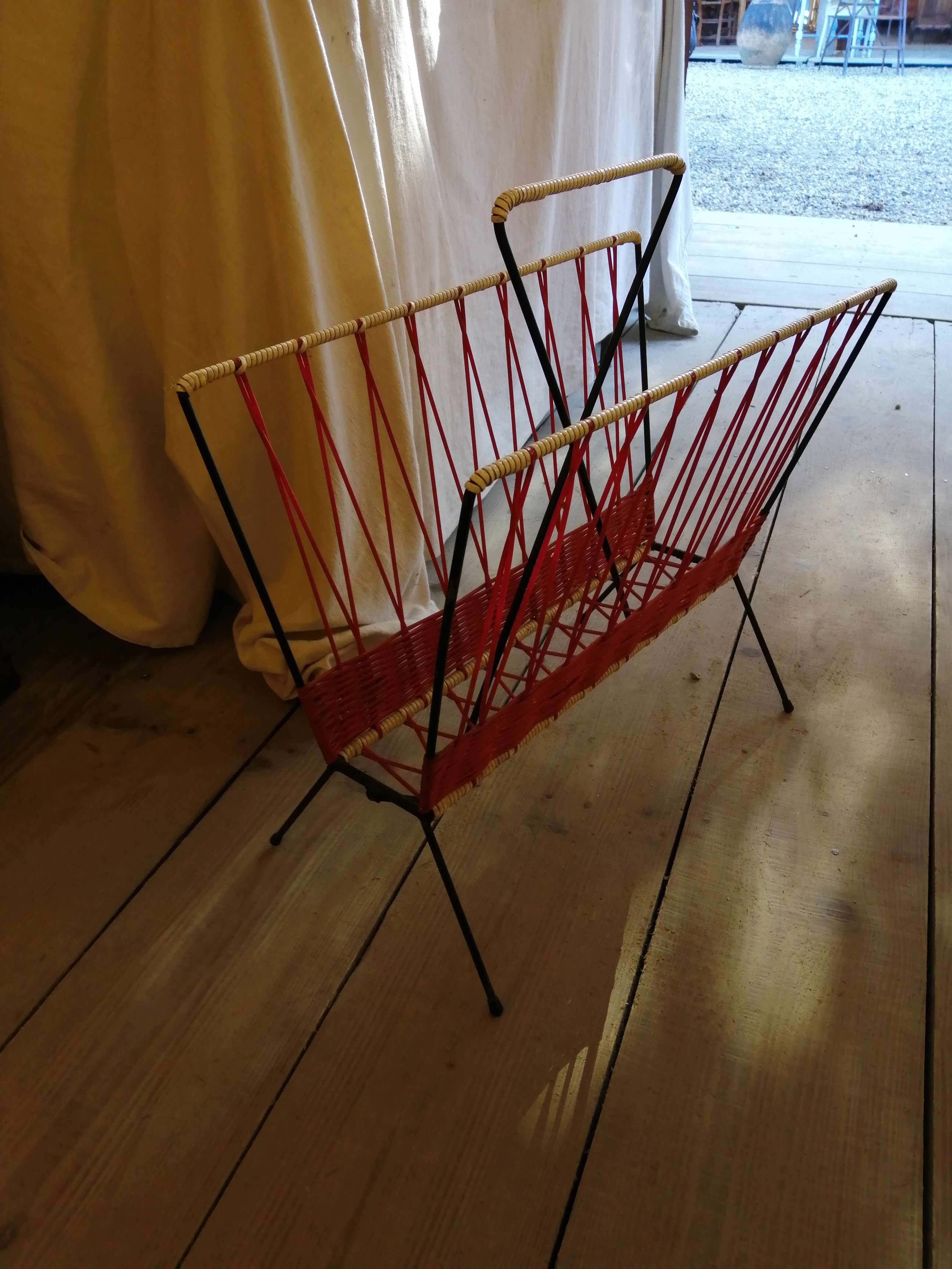 Scoubidou magazine holder