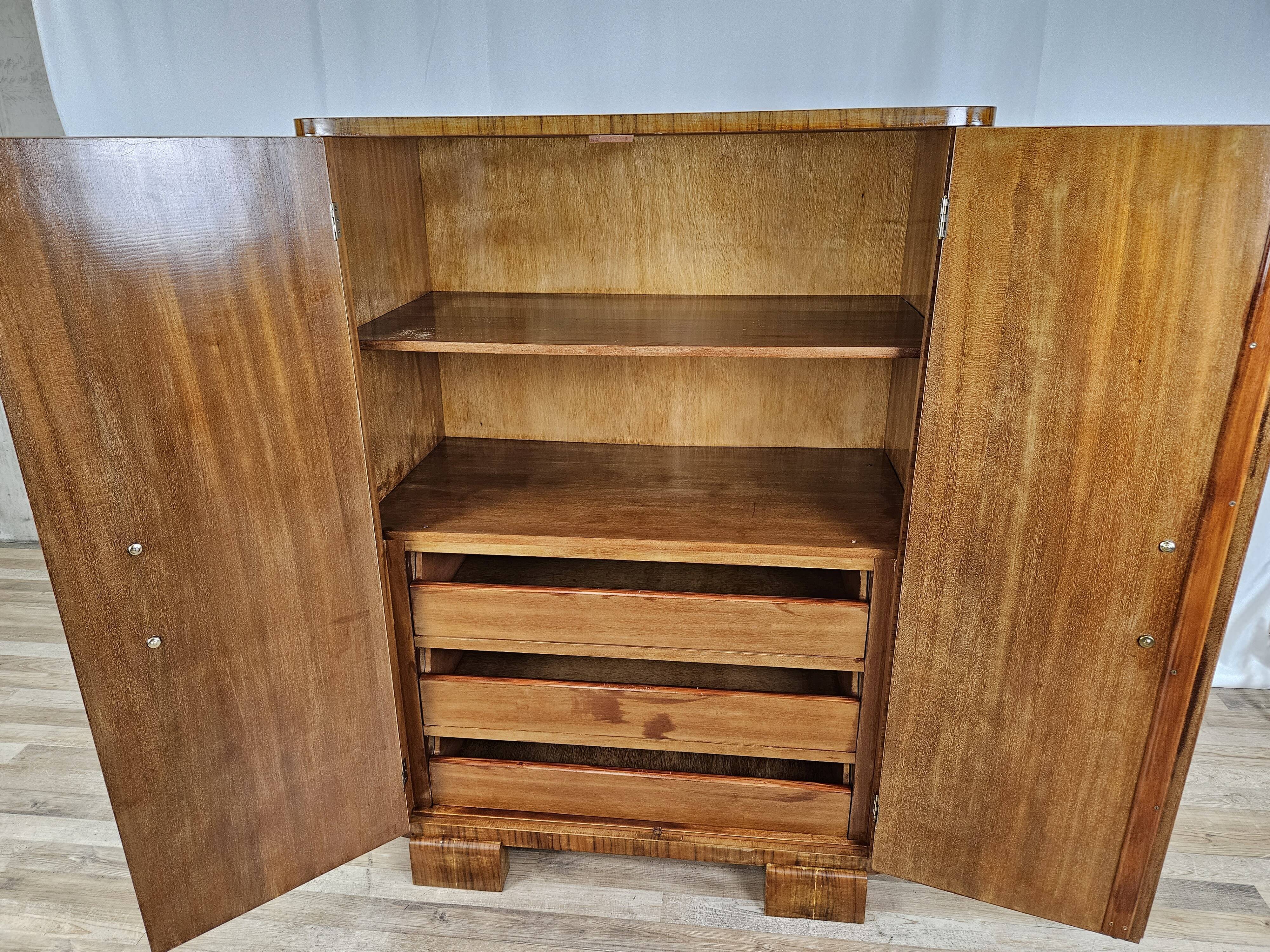 Art decò sideboard in thuja and walnut