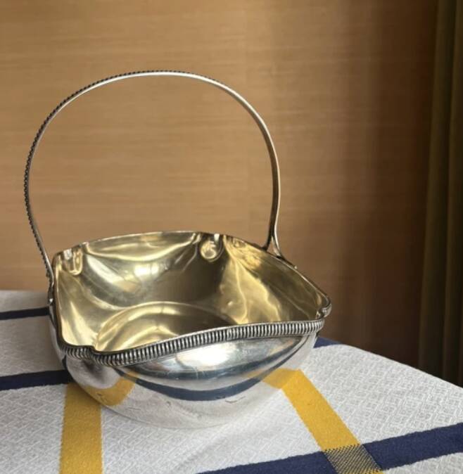Very beautiful bread/fruit basket Silver hallmarked style basket