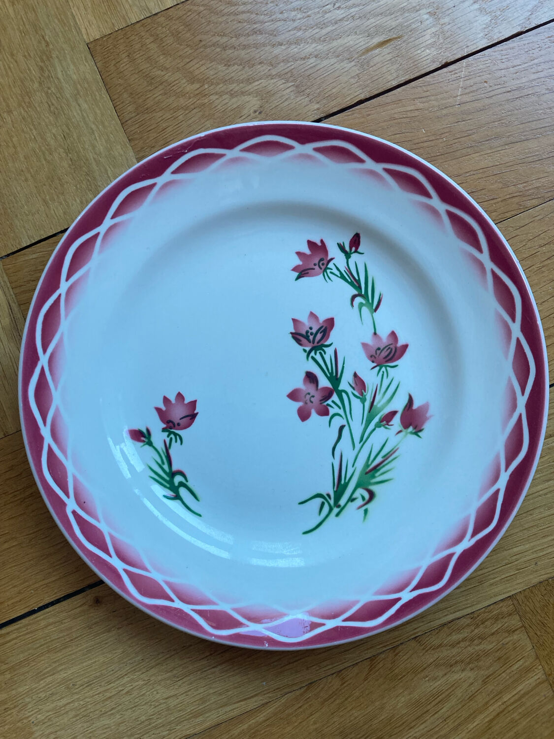 Flat plates Aude Sarreguemines with a rose flower design.