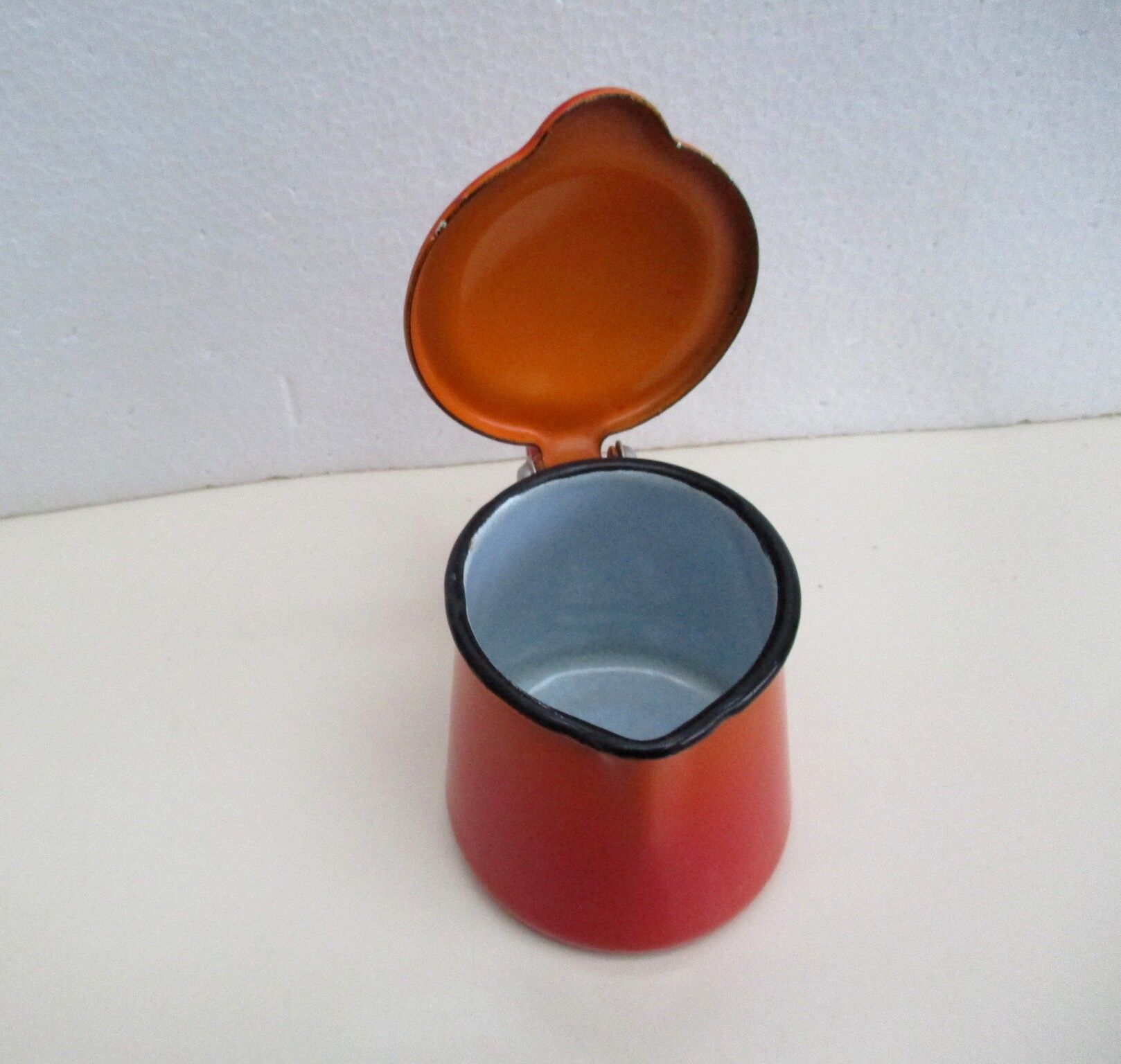 Pot en tôle émaillée avec couvercle- vintage